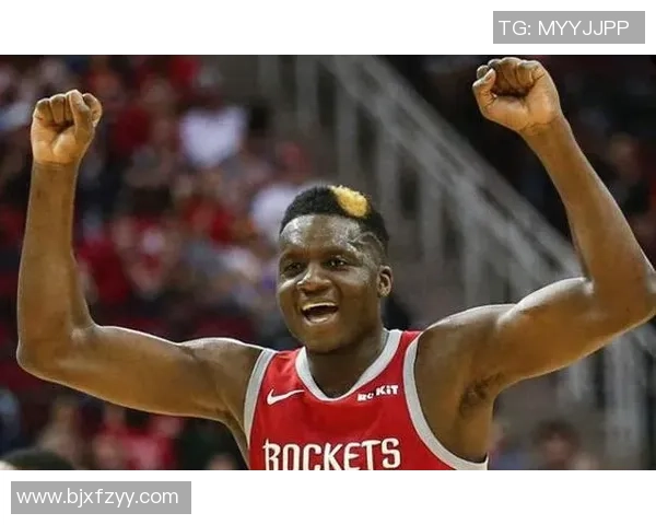 克林特卡佩拉：从新秀到明星中锋的成长之路与篮球智慧分享